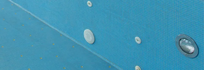 Blauer Pool mit Einbauten und Beleuchtung.